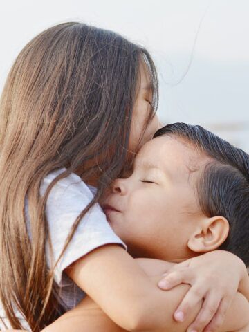 Cómo apoyar a los hermanos o hermanas después de un diagnóstico de cáncer